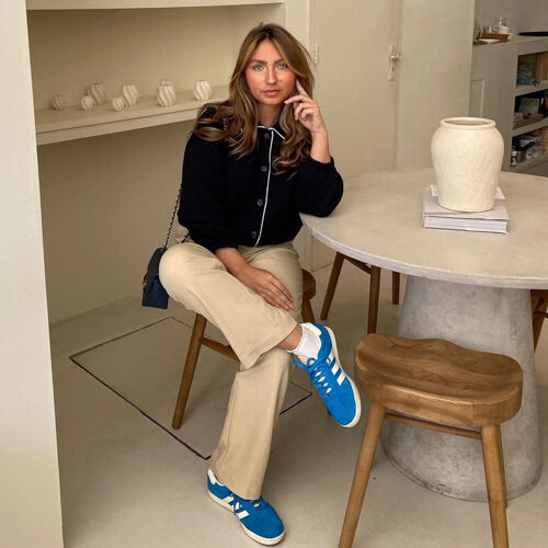 Gebreid vest met overhemdkraag en contrasterende naad